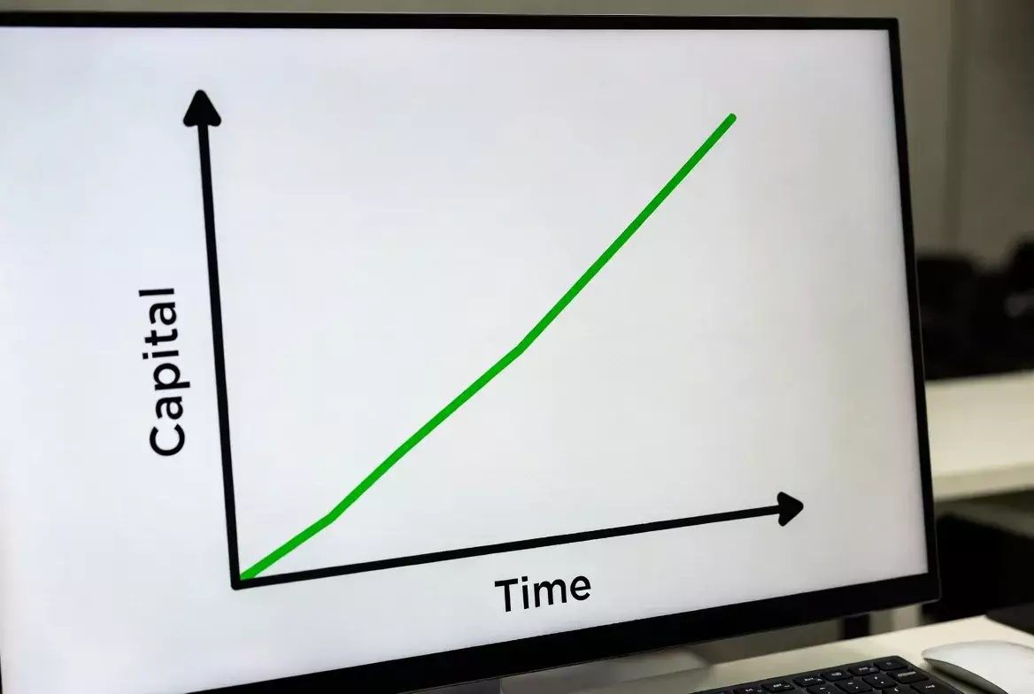 Grafico di crescita del capitale su schermo di computer
