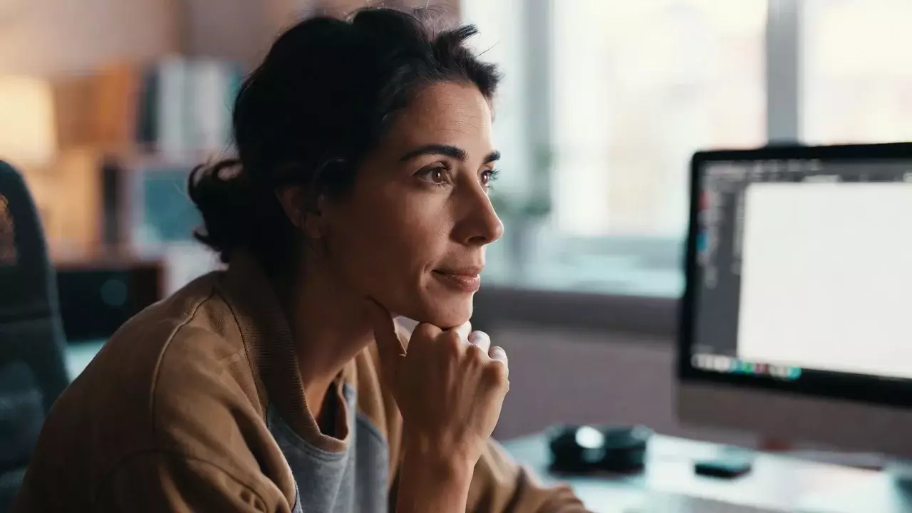 Persona pensierosa davanti allo schermo del computer