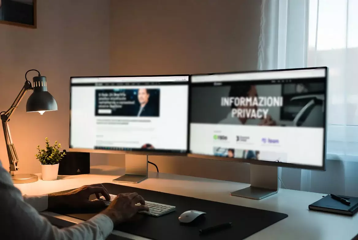 Due schermi di computer che mostrano diverse piattaforme di scommesse
