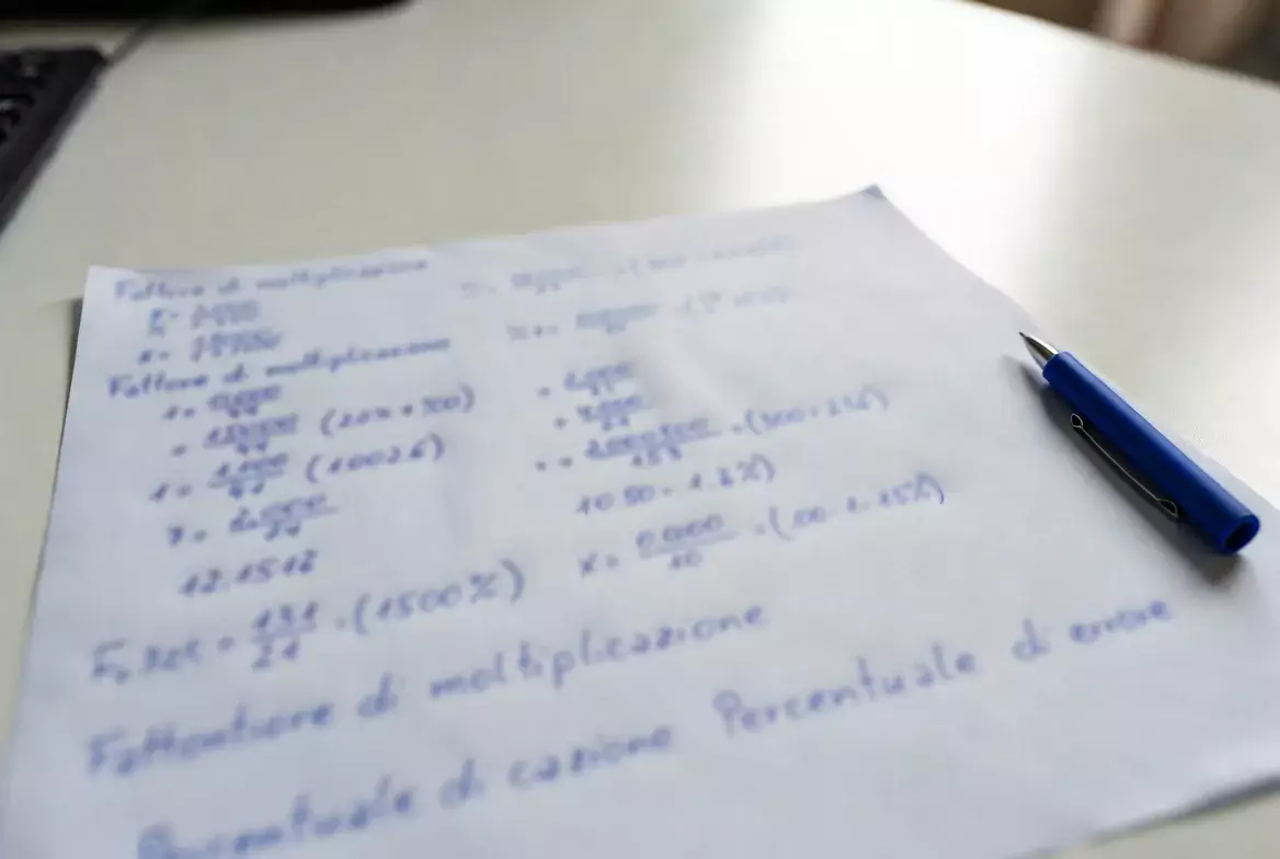 Foglio con calcoli e appunti per strategia di scommesse