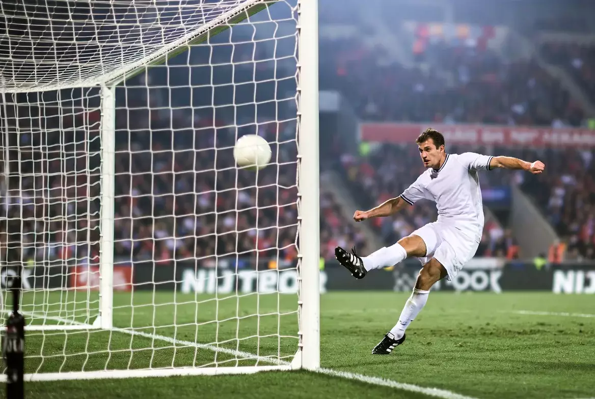 Attaccante che segna un gol durante una partita di calcio